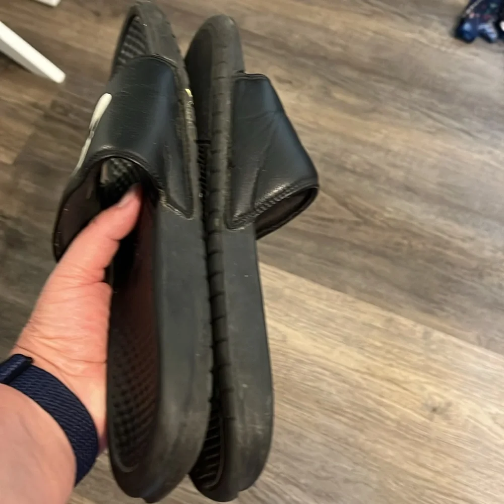 Nike sleek black